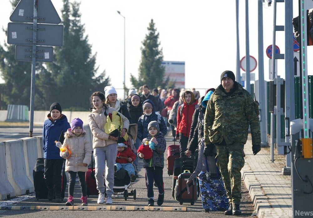 ウクライナから10万人避難 ポーランド当局