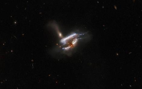 6億8100万光年先で合体しつつある3つの銀河、ハッブル宇宙望遠鏡が観測