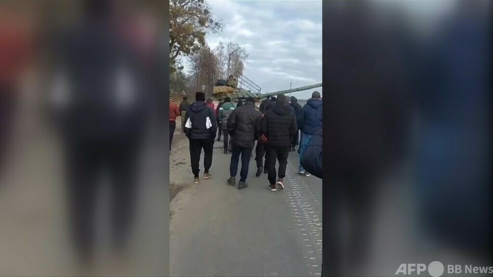 動画：ウクライナ住民、ロシア軍車両の行く手阻む