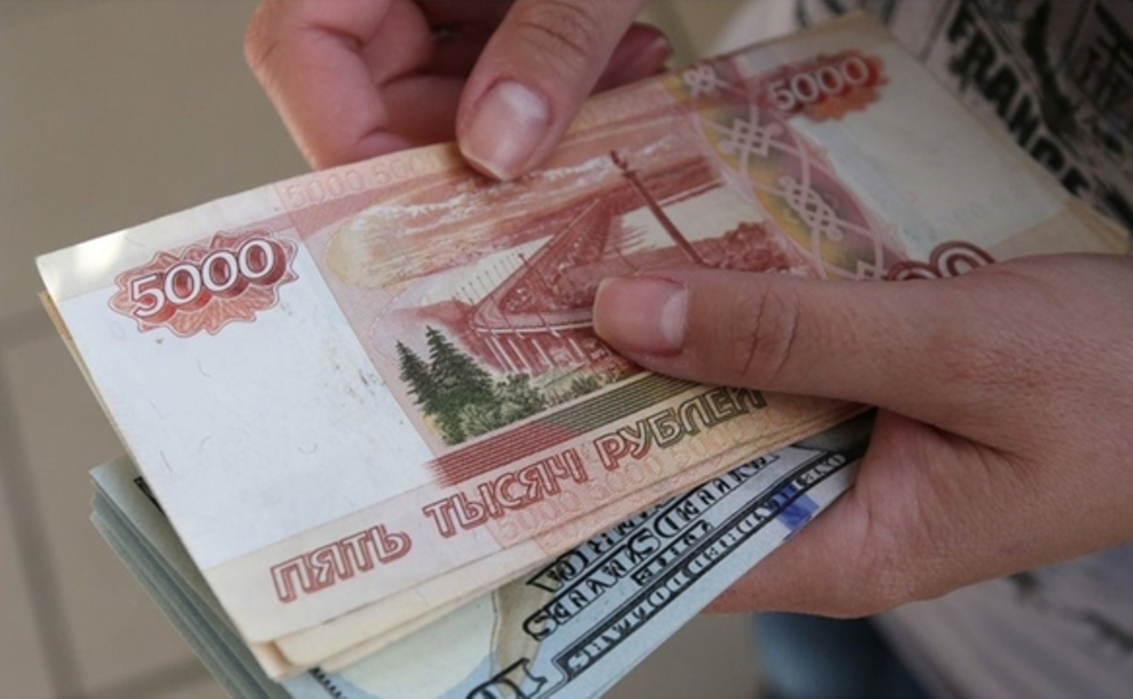 ロシア通貨ルーブルが過去最安値　欧米の対ロシア制裁で - BBCニュース