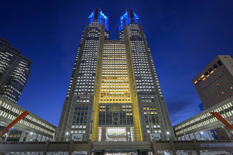 東京都庁、ウクライナ国旗の色にライトアップ