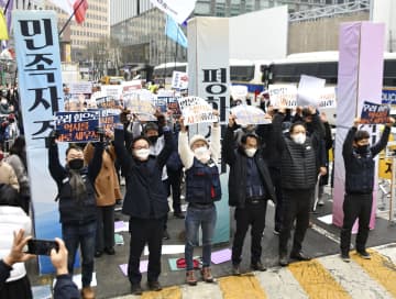 日本は植民地支配の謝罪を　ソウルの大使館前で集会