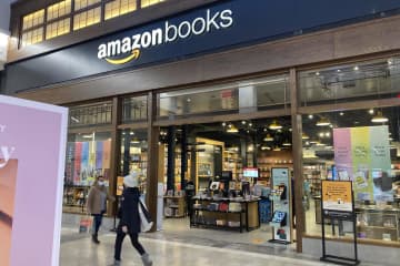米アマゾン、実店舗の書店閉鎖　戦略見直し