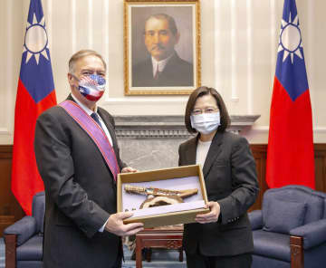 前米国務長官「常に台湾と共に」　蔡総統と会談、関係強化へ