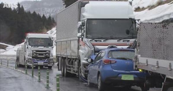 秋田道で普通乗用車と大型トラック正面衝突　男性死亡
