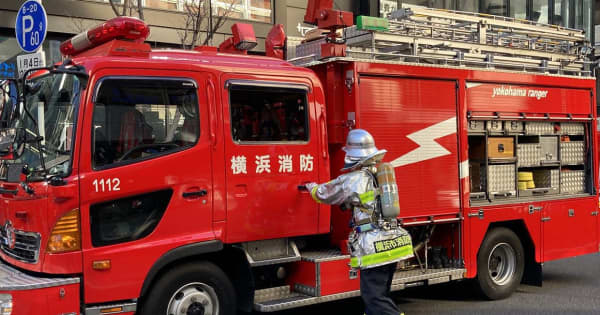 横浜で新築工事中の住宅全焼　朝から作業も出火時は昼休憩で不在　隣接の住宅、アパートにも延焼
