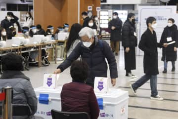 韓国大統領選、期日前投票始まる　野党一本化の影響が焦点