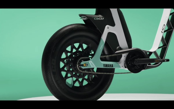 「eバイク」と原付のハイブリッドを市販化へ、ヤマハ電動モビリティの新戦略電動スクーター『NEOS』予告も