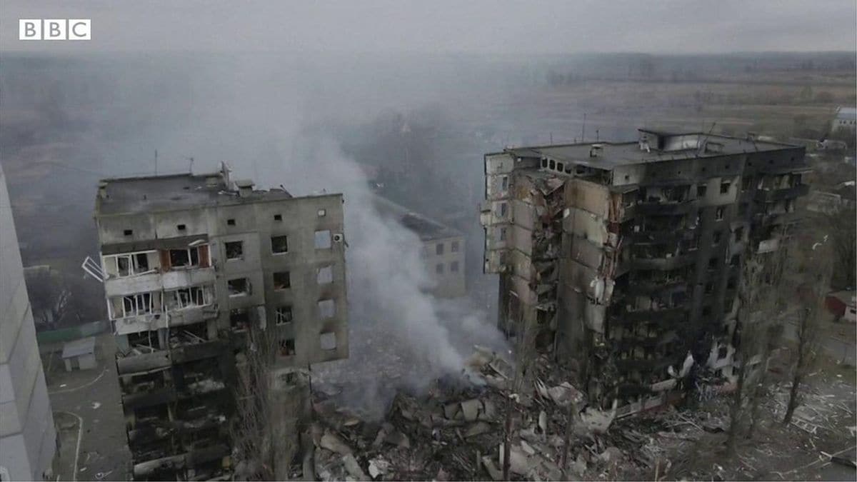 黒く焼け焦げた町、ロシア軍の攻撃受けたキーウ近郊の様子