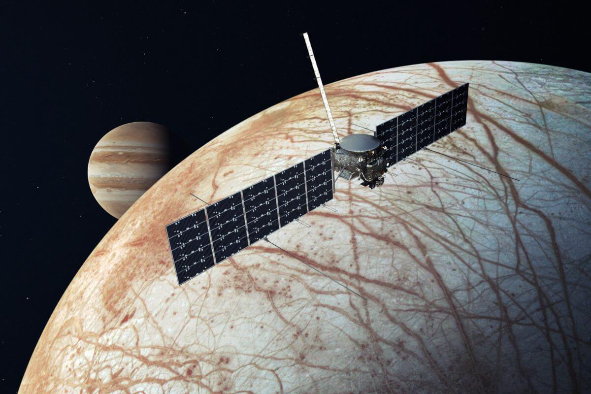 木星の衛星エウロパの内部を探るNASA探査機「エウロパ・クリッパー」組み立て開始