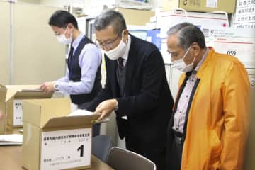 徳島市長のリコール署名提出　住民投票実施か、選管審査へ