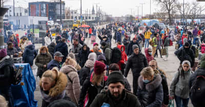 ウクライナ西部、リビウの駅に集まる人々