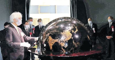 輪島塗の地球儀お披露目　夜景の輝き表現　石川県漆芸美術館で式典