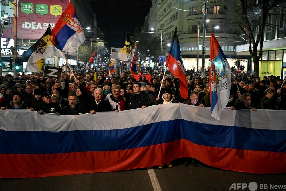 セルビアでウクライナ侵攻支持集会 「ロシア人は永遠の同志」
