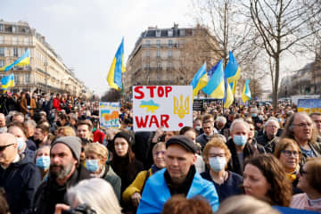 フランス、4万人が侵攻に抗議　「戦車撤収まで毎週」