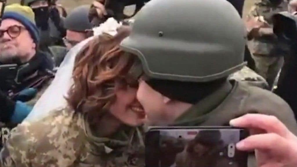 志願兵が首都キーウの最前線で結婚式　ウクライナ侵攻