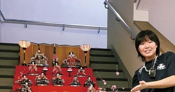 階段に七段飾り雛人形 狩場町の保土ケ谷プール　横浜市保土ケ谷区