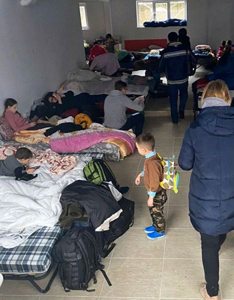 避難民迎える隣人モルドバ　ウクライナから着の身着のまま続々