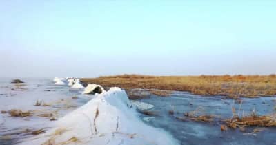 中国最大の内陸淡水湖に神秘的な氷の風景　新疆ウイグル自治区