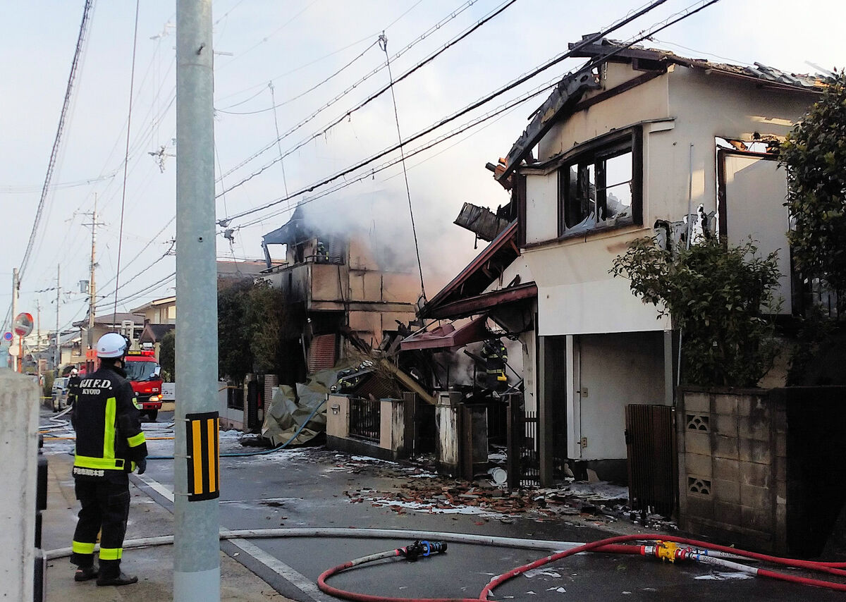 民家火災、１人遺体発見　60代男性けが、近隣５棟に類焼も　京都・宇治