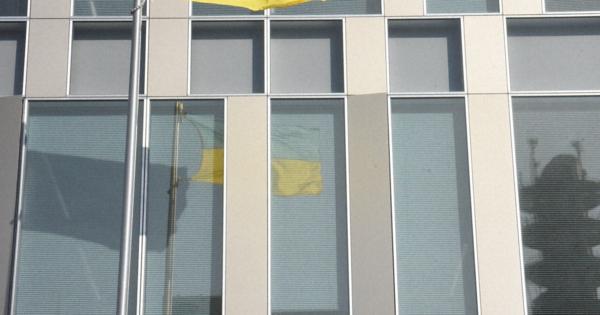 長野五輪で使用のウクライナ国旗を掲揚　長野市「平和訴えたい」