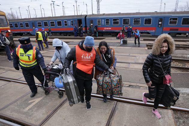 反難民のハンガリー、ウクライナ難民を積極受け入れ　対応の差に批判も