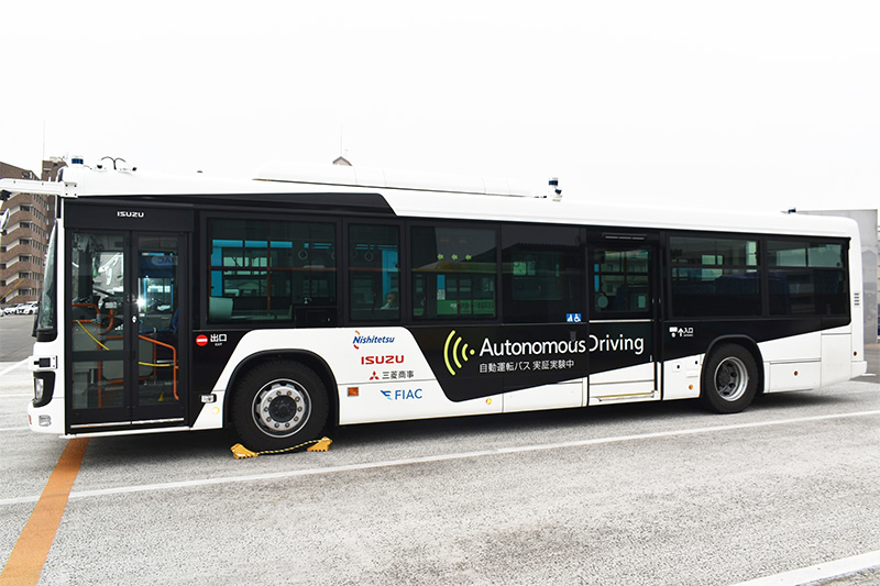 大型自動運転バスが福岡空港を走る