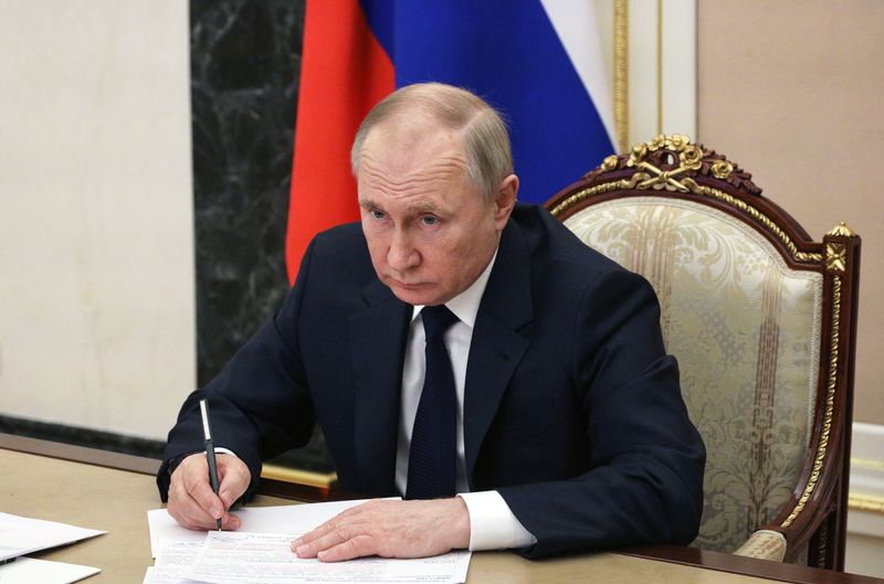 プーチン氏「ロシアは強大な国へ」、制裁は西側に跳ね返ると警告