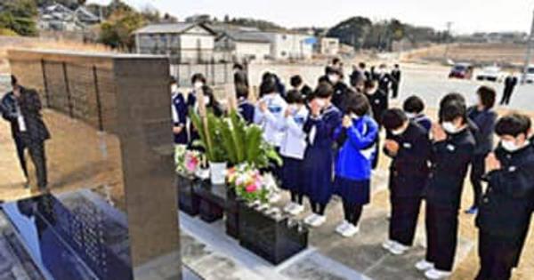 相馬・磯部中、犠牲の生徒ら追悼　震災で津波被害、慰霊碑に献花