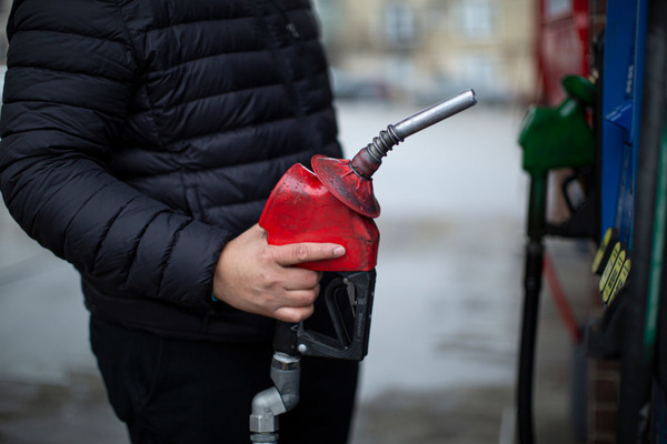 ガソリン価格高騰に歯止めを、民間の石油備蓄義務4日分引き下げ