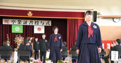 思い出の学びや巣立つ　福島県内で公立中卒業式
