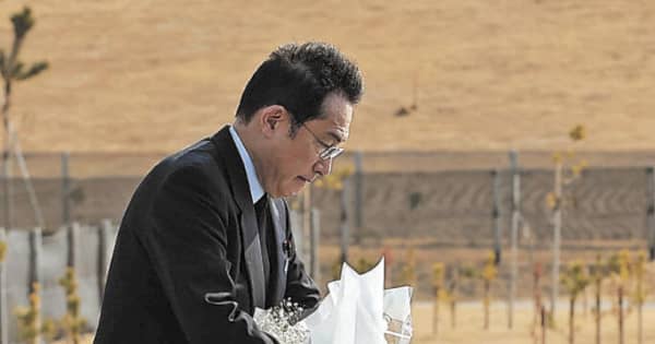 岸田首相、石巻を訪れ献花　「切れ目ない支援重要」