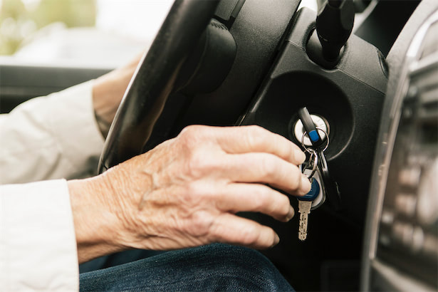 5月から高齢ドライバーに実車試験を導入。免許更新時に注意すべきこと