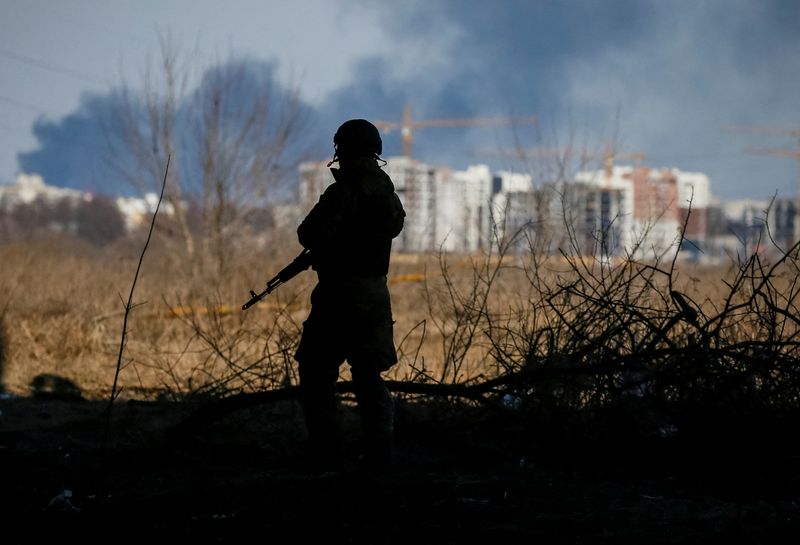 ロシア軍の銃撃で米国人記者死亡、ウクライナ首都近郊＝警察当局