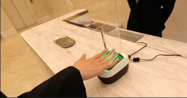 日立、指静脈認証でホテルのチェックインを行う実証実験