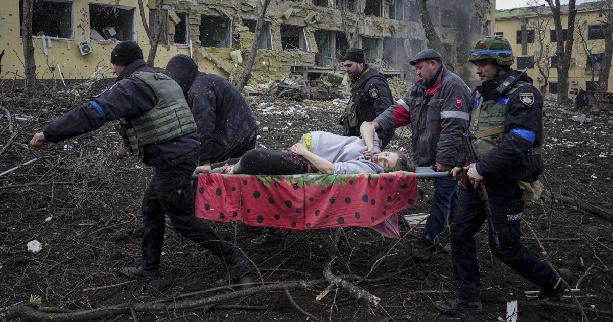 爆撃された産院から救助の妊婦死亡　ウクライナ東部マリウポリ