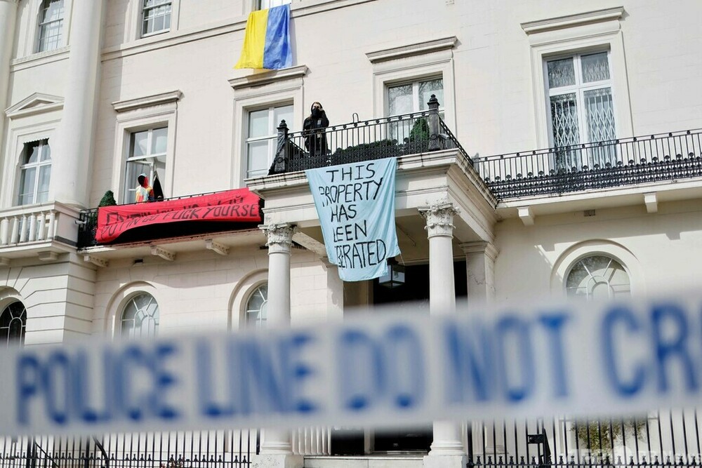 ロシア富豪の英邸宅、活動家が占拠 「難民施設に」