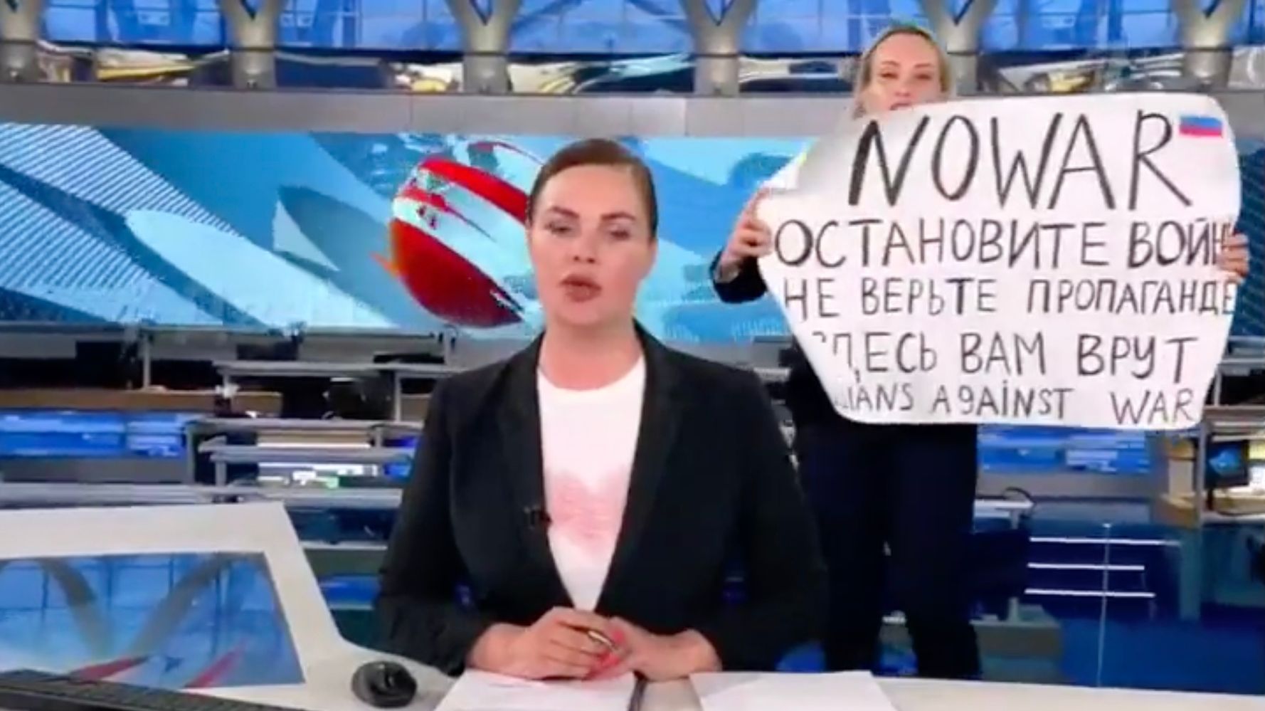 ロシア国営放送でスタッフが乱入し「戦争反対」を叫ぶ。「プロパガンダを信じないで」