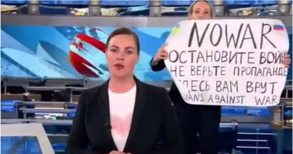 ロシア国営テレビの編集者、生放送中に「戦争反対」のプラカード掲げる