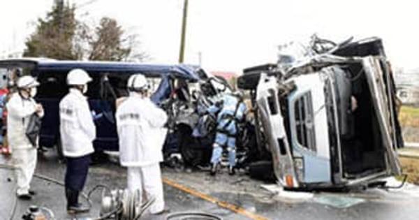 乗用車とトラック衝突、21歳男性重体　いわき・県道の直線道路
