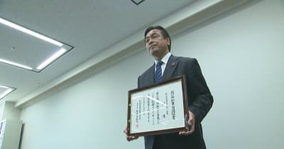 石川県知事選 初当選の馳浩さんに当選証書
