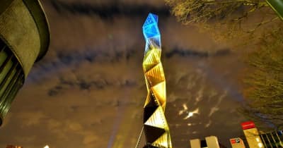ウクライナに平和を　青と黄色で塔照らす　水戸芸術館