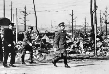 ＜あのころ＞昭和天皇が被災地視察　東京大空襲の深川