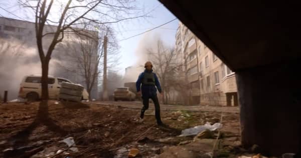 ウクライナ前線ルポ　砲弾降り注ぐハルキウの守備隊と住民