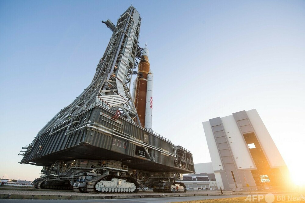 NASAの大型月探査ロケット、発射台に到着