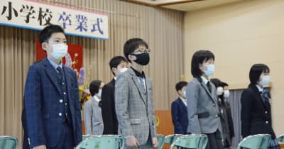 佐賀県内小学校で卒業式　明倫小（鹿島市）では58人が巣立つ