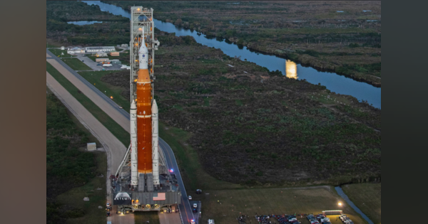 NASAの大型ロケットSLS、初めて発射台へ。打ち上げ前の試験を実施