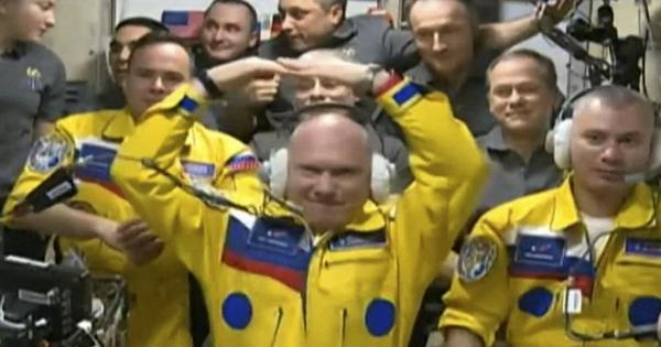 ロシア人宇宙飛行士　ISSに「ウクライナ色」の飛行服、なぜ？