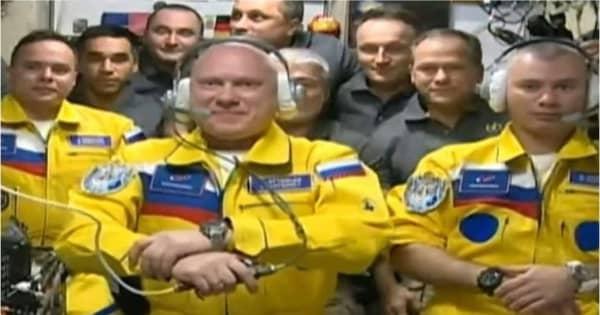 ロシア宇宙飛行士、ウクライナ国旗色の飛行服でISSに　当局は憶測を否定