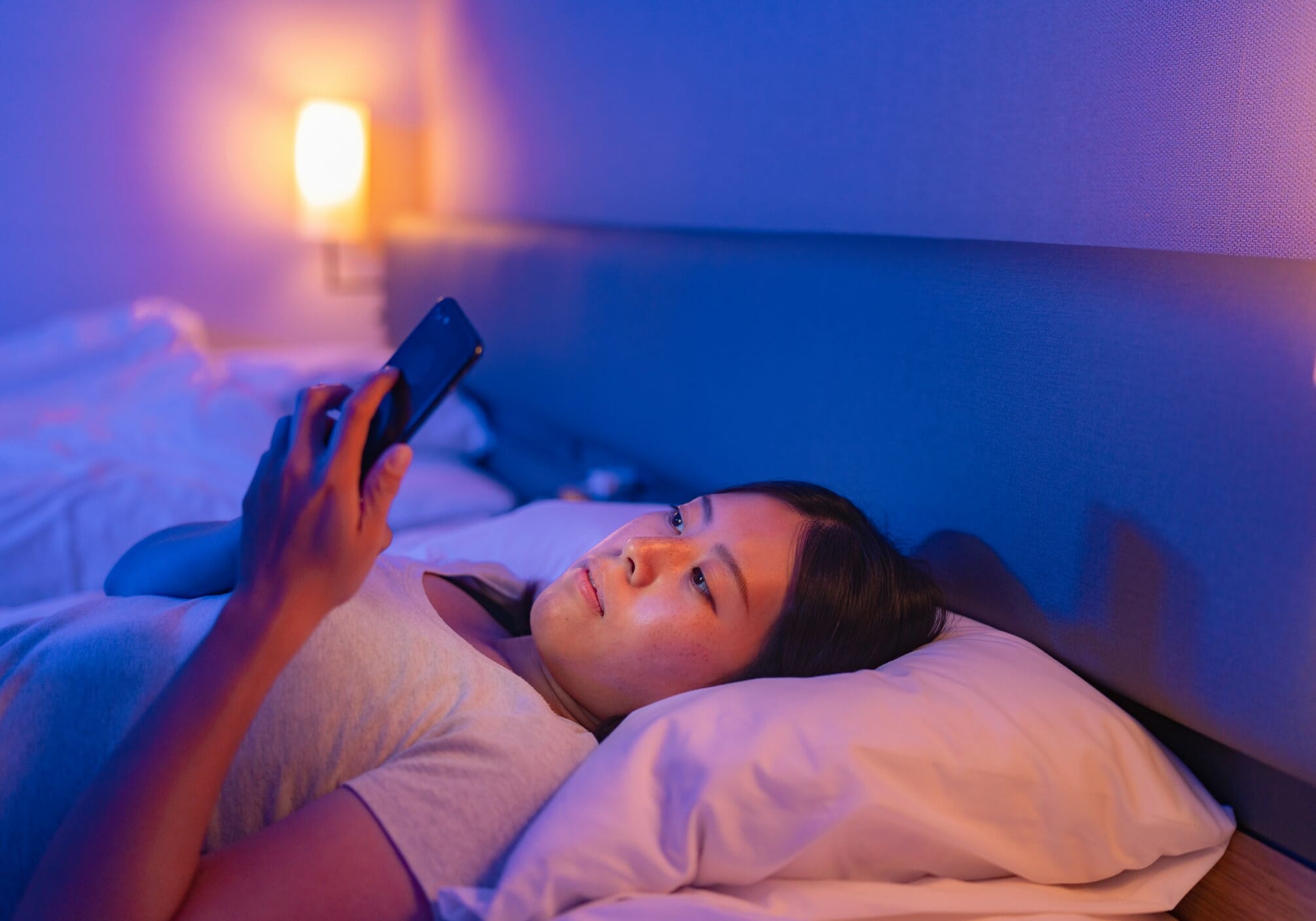 日本人が夜に寝付けないのは遺伝子が原因？SNSやゲームは睡眠の質を下げる恐れ
